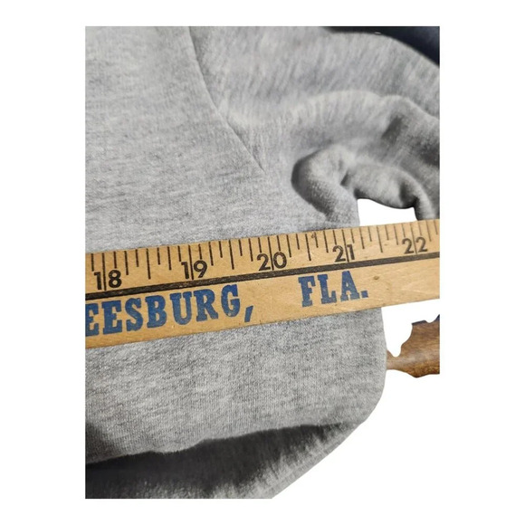 Disney‎ Christmas Mickey & Pluto Gray Crew Neck Sweatshirt Small - Picture 4 of 6